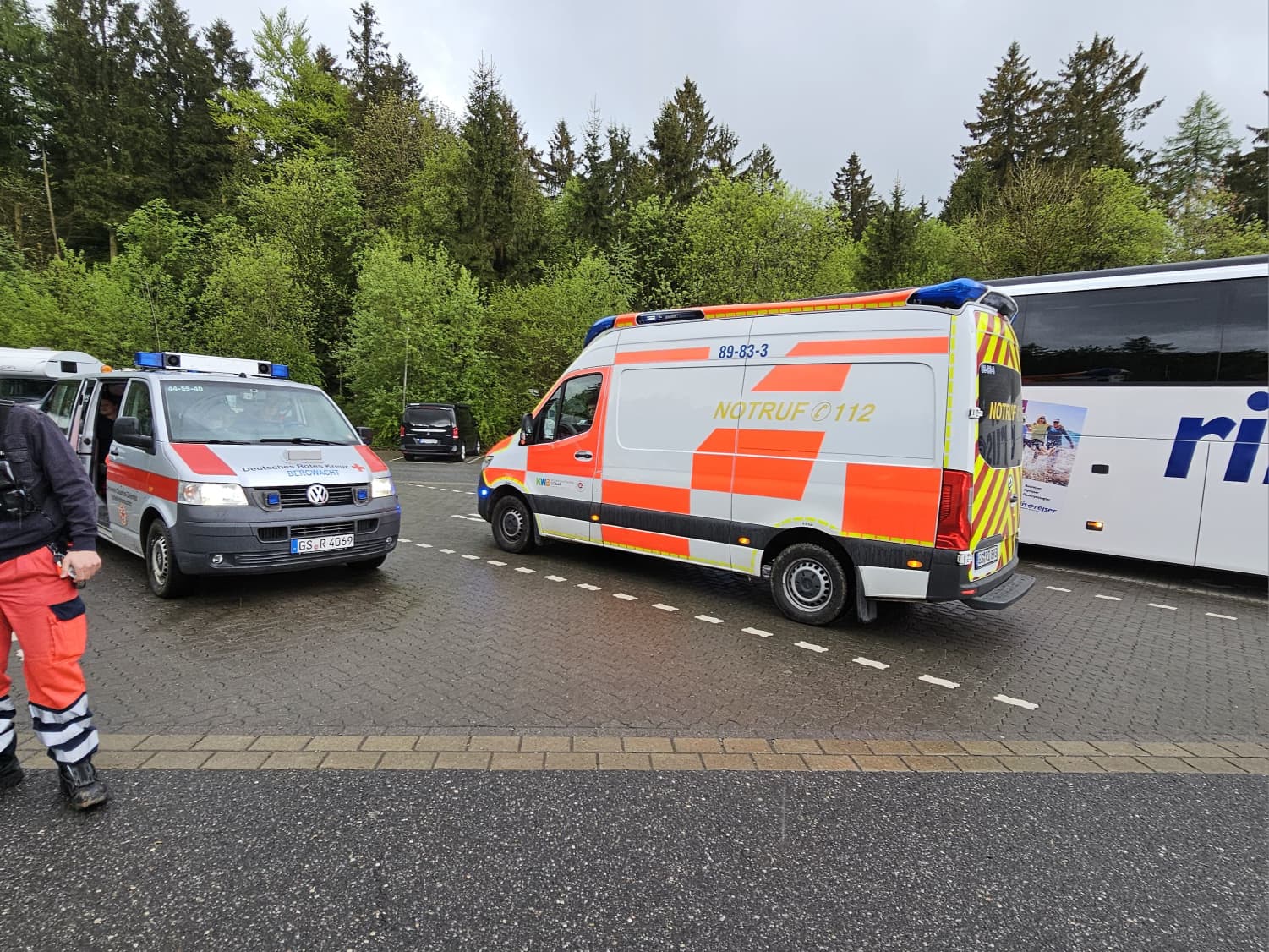 Einsatzfahrzeuge der Bergwacht und des Rettungsdienstes auf einem Parkplatz am Bocksberg